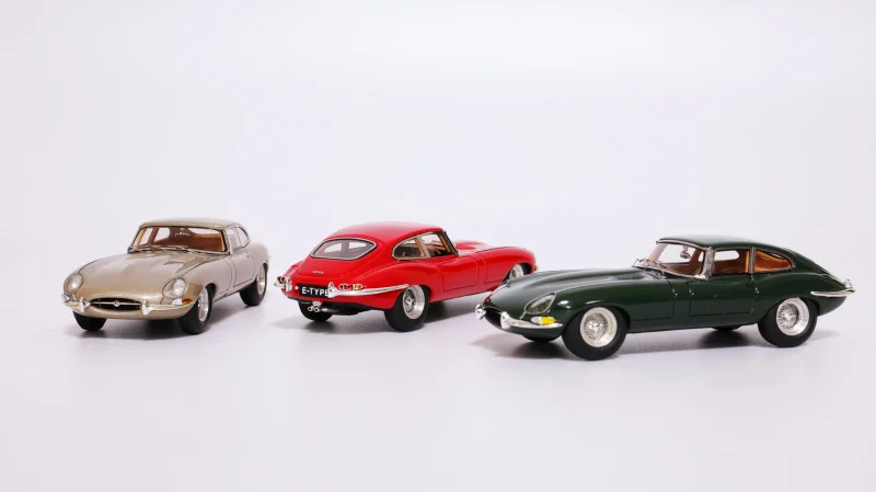 Модель автомобиля JEC 1:64 Jaguar E Type цвета шампань Золотая/красная/Британская зеленая