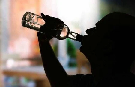 悲伤一个人喝酒的句子 适合深夜一个人喝酒发的心情说说 悲伤一个人喝酒的句子 适合深夜一个人喝酒发的心情说说