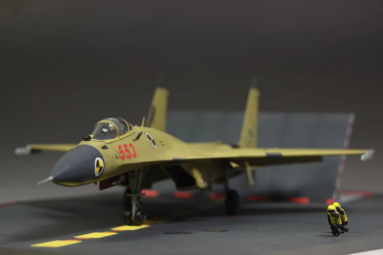 Китайский J-15 с летной палубой 1: 72 собранная модель Ограниченная серия