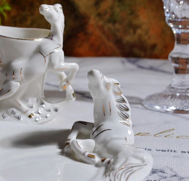 3D Красивая рельефная лошадь кружка с тарелкой фарфоровая элегантная, кофейные чашки блюдо черный чай чашки керамические кружки Роскошные Demitasse