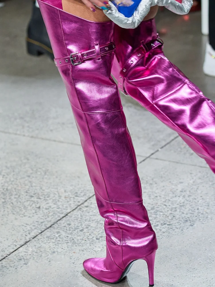 Гладкие зимние сапоги; женские блестящие ботфорты; цвет розовый, красный; однотонная модная женская обувь с острым носком; облегающая обувь на Хэллоуин