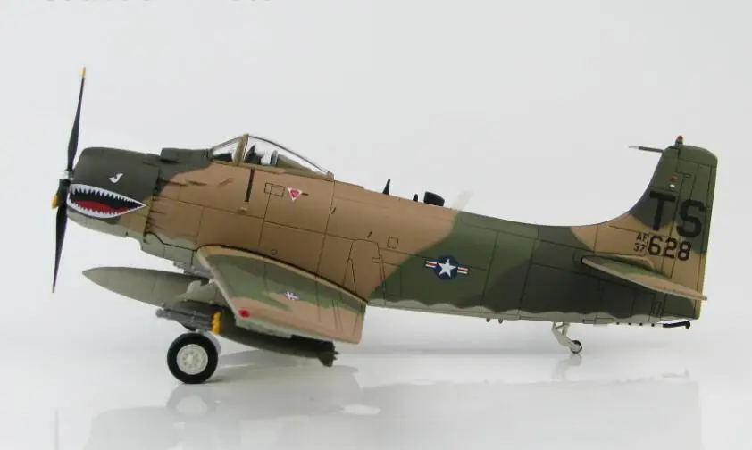 Хобби мастер Дуглас A-1H Skyraider TS/53-137628 22 SOS 56th СОУ Южная Вьетнам 1/72 литье под давлением модель самолета