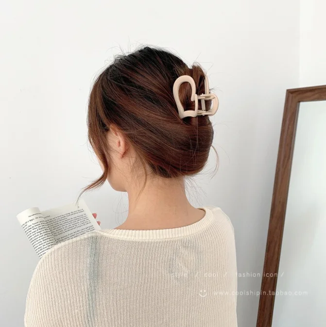 Korean Solid Large Hair Claws Elegant Milk Tea Color Hairpins Barrette Crab Hair Clips Headwear for Women Girls Hair Accessories