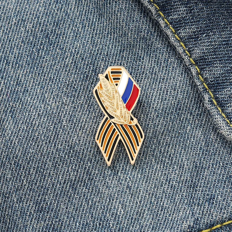 Distintivo Del Segno Del Nastro Di St. George Con La Bandiera Russa (75 Anni Di Vittoria)