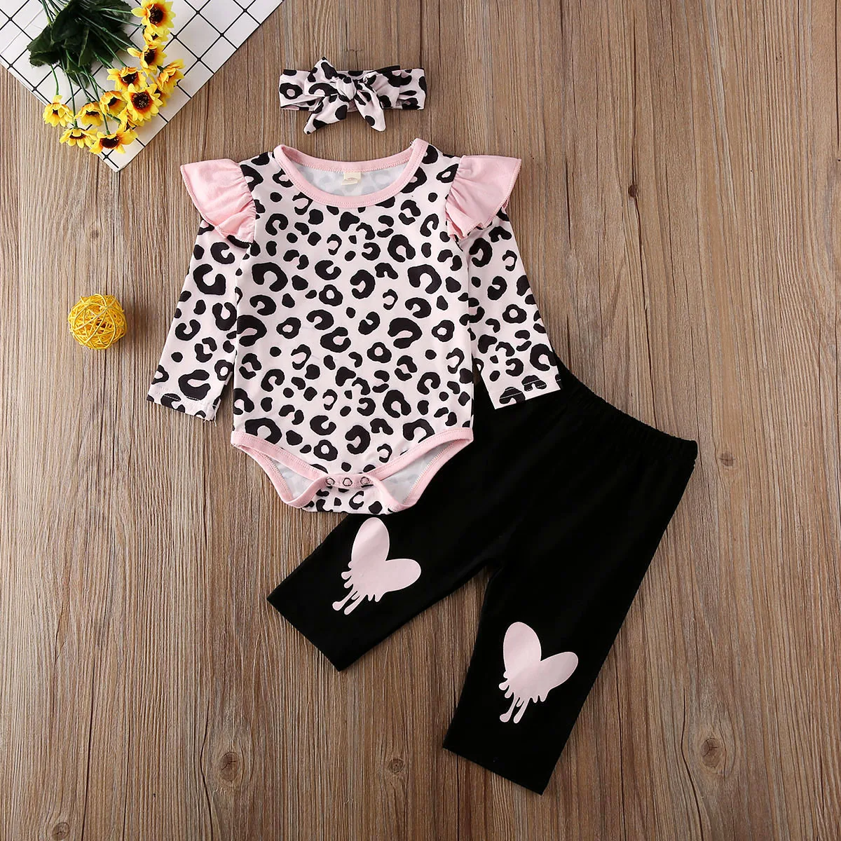Комплект из 3 предметов; весенне-осенняя одежда для малышей; Одежда для маленьких девочек; леопардовый комбинезон с оборками; штаны с сердечками; повязка на голову