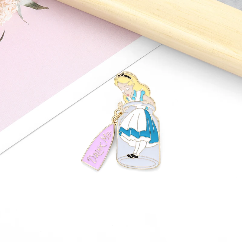 Mini-Alice-in-la-bottiglia-Dello-Smalto-Risvolto-Spilli-Drink-Me-fiaba-Spille-Distintivi-E-Simboli (1)