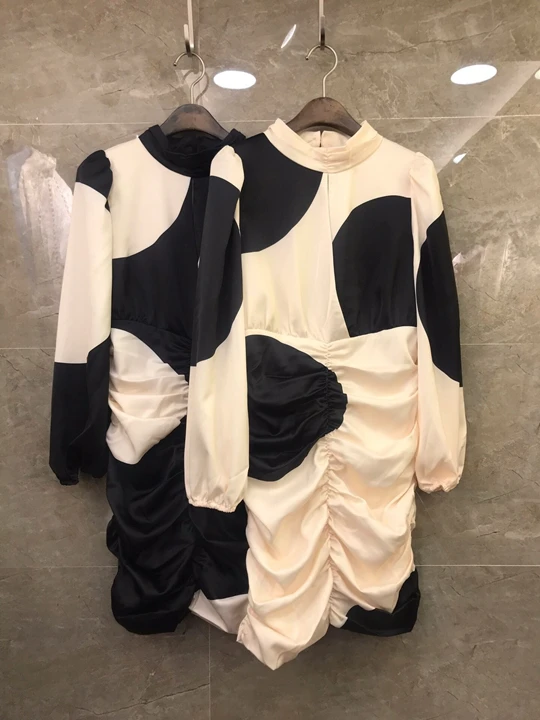 The new autumn and winter women's long-sleeved dress was thin folds spell color 1103