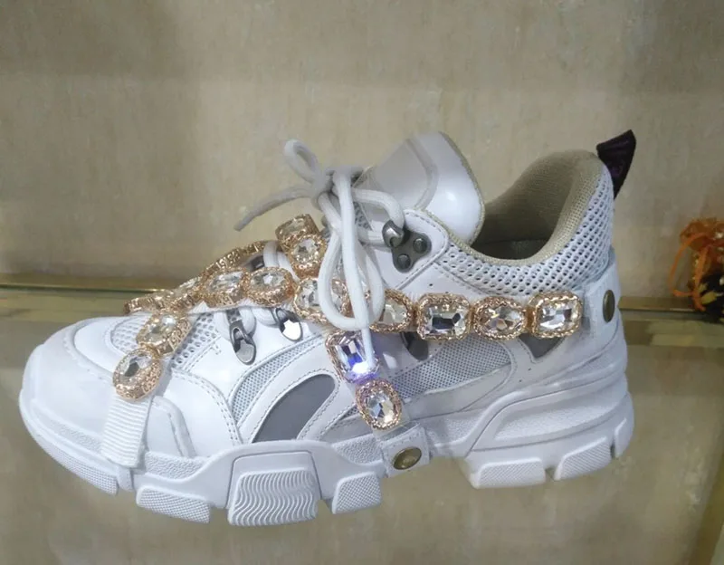 Женские кроссовки с металлическим украшением и стразами; Роскошные брендовые разноцветные кроссовки ручной работы на платформе; обувь из натуральной кожи с цепочкой