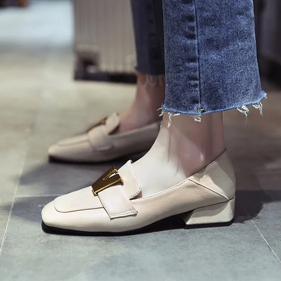 Туфли на плоской подошве с металлическим украшением и квадратным носком; брендовая дизайнерская однотонная повседневная женская обувь; удобные женские лоферы; Простые мокасины; - Цвет: Бежевый