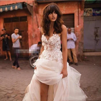 

Sumnus Beach Wedding Dresses with 3D Floral V-neck Tiered Skirt Backless Bridal Dress Plus Size Elegant Country Wedding Gowns