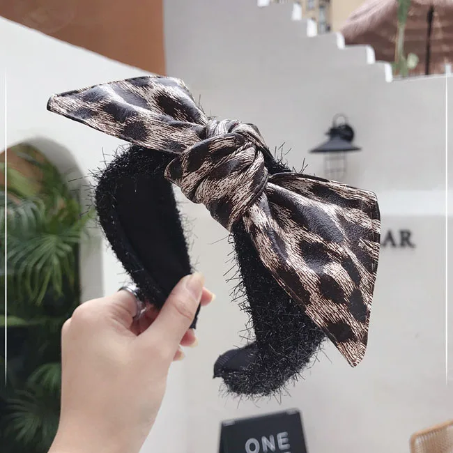 Корейские Зимние новые леопардовые банты из искусственного меха, повязки для волос для женщин, модные аксессуары для волос, держатели головных уборов - Цвет: leopard print beige