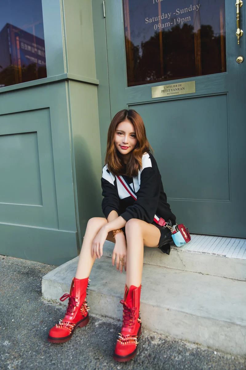 Ботинки женская обувь; женские ботинки; Модные ботильоны из натуральной кожи с заклепками; Новинка года; зимние теплые ботинки с плюшевой подкладкой в стиле ретро; X253