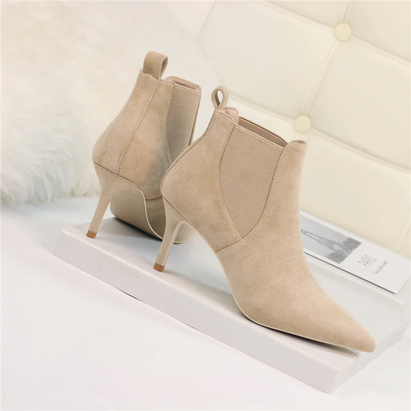 Новинка года; сезон зима-весна; полусапожки на среднем каблуке; цвет бежевый, черный; женские ботинки с острым носком; женская обувь; большие размеры