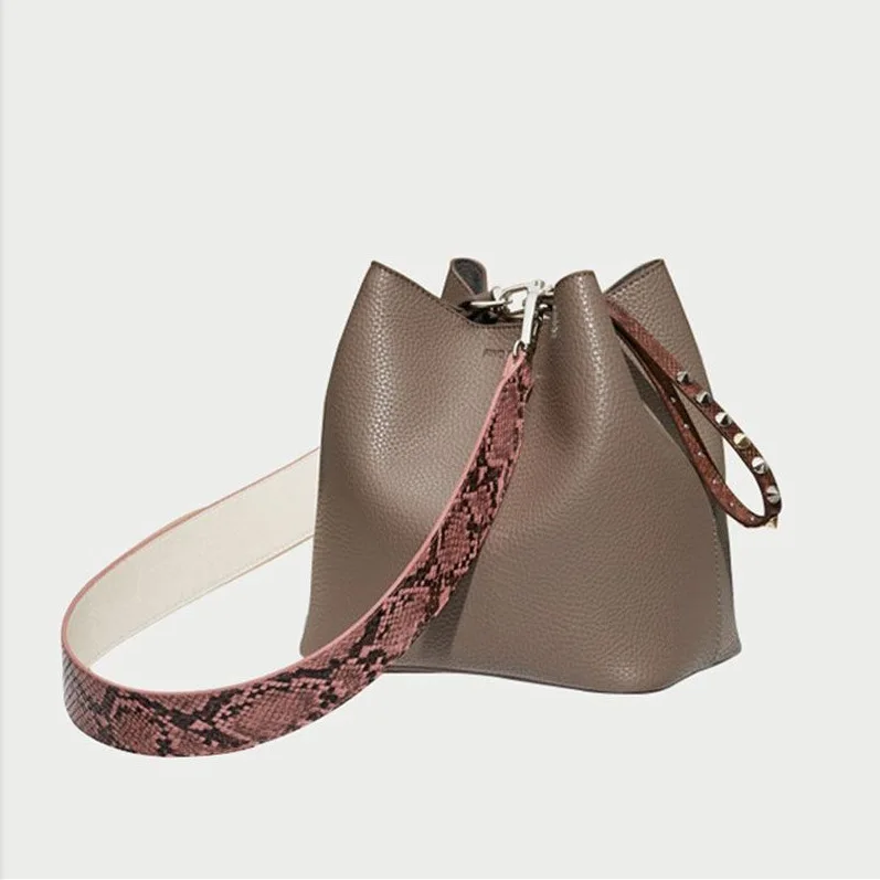 

2020 New Women's Shoulder Bag Snake Pattern Wide Shoulder Strap Contrast Bucket Bag Beam Mouth Pu Handbag Ms. Messenger Bag