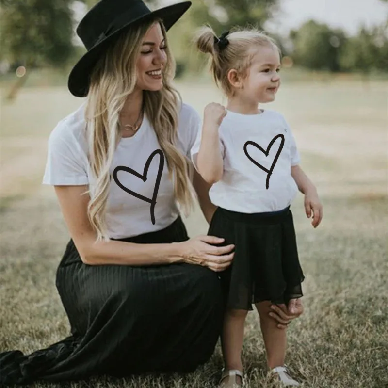 

Fashion Mommy and Me Heart Print Matching Tshirt Mom Dad and Son Daughter Family Look Clothes T Shirt Femme