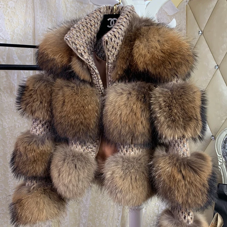 Женское короткое пальто с мехом енота плотное теплое длинным рукавом из