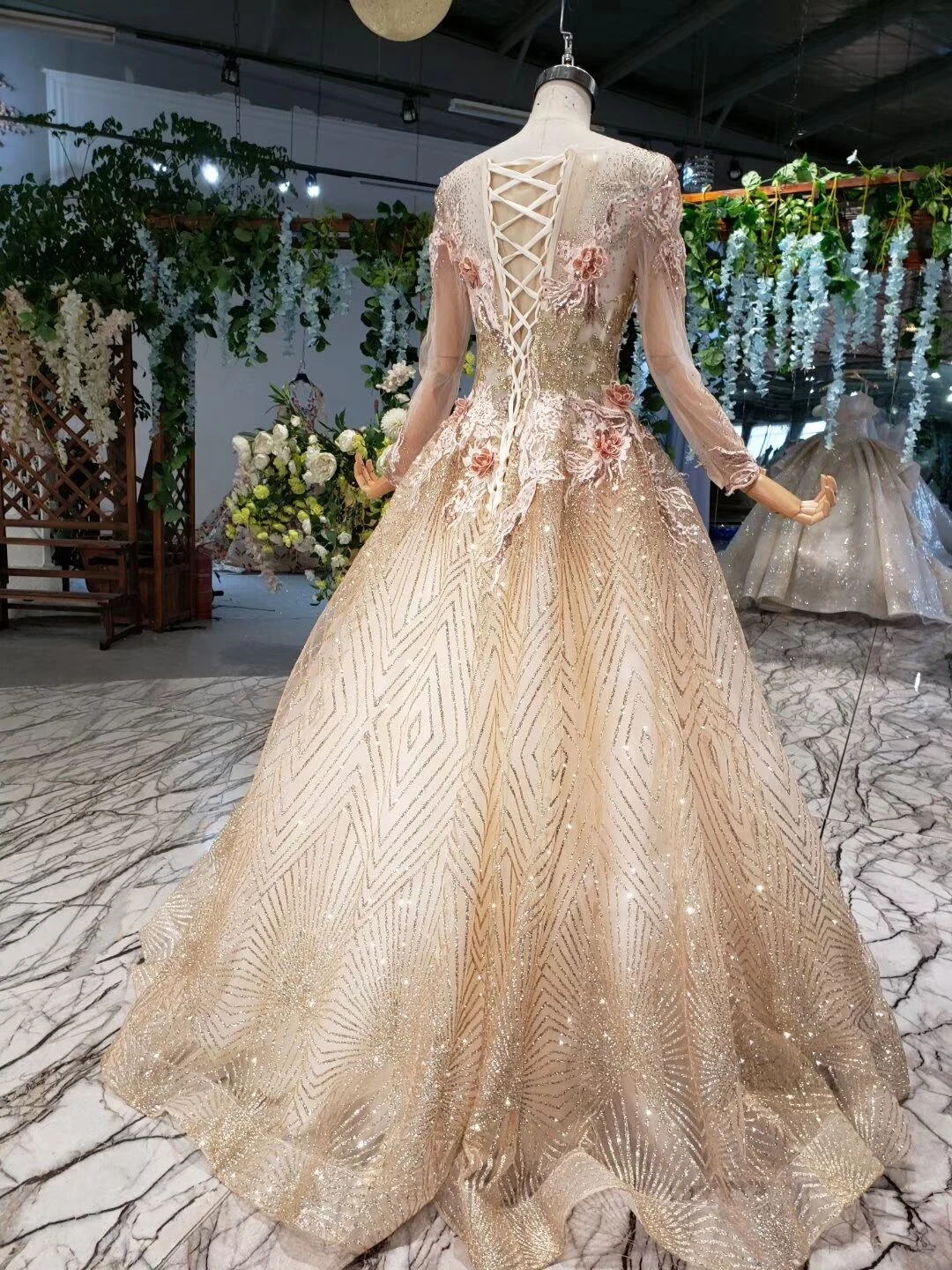 Gold Princess Wedding Dress Elegant Long Sleeve Crystal Wedding Gowns Appliqued Flowers Bride Dress Robe Princesse Mariage
