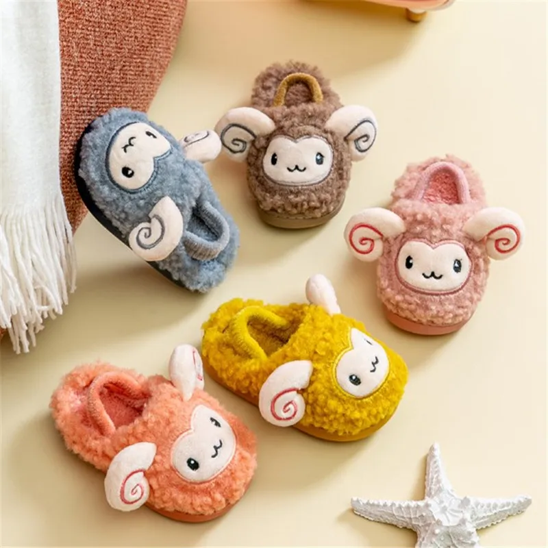 

Детские тапочки, зимняя домашняя Нескользящая хлопковая обувь с мультяшной овечкой для детей, теплые меховые тапочки для мальчиков и девочек