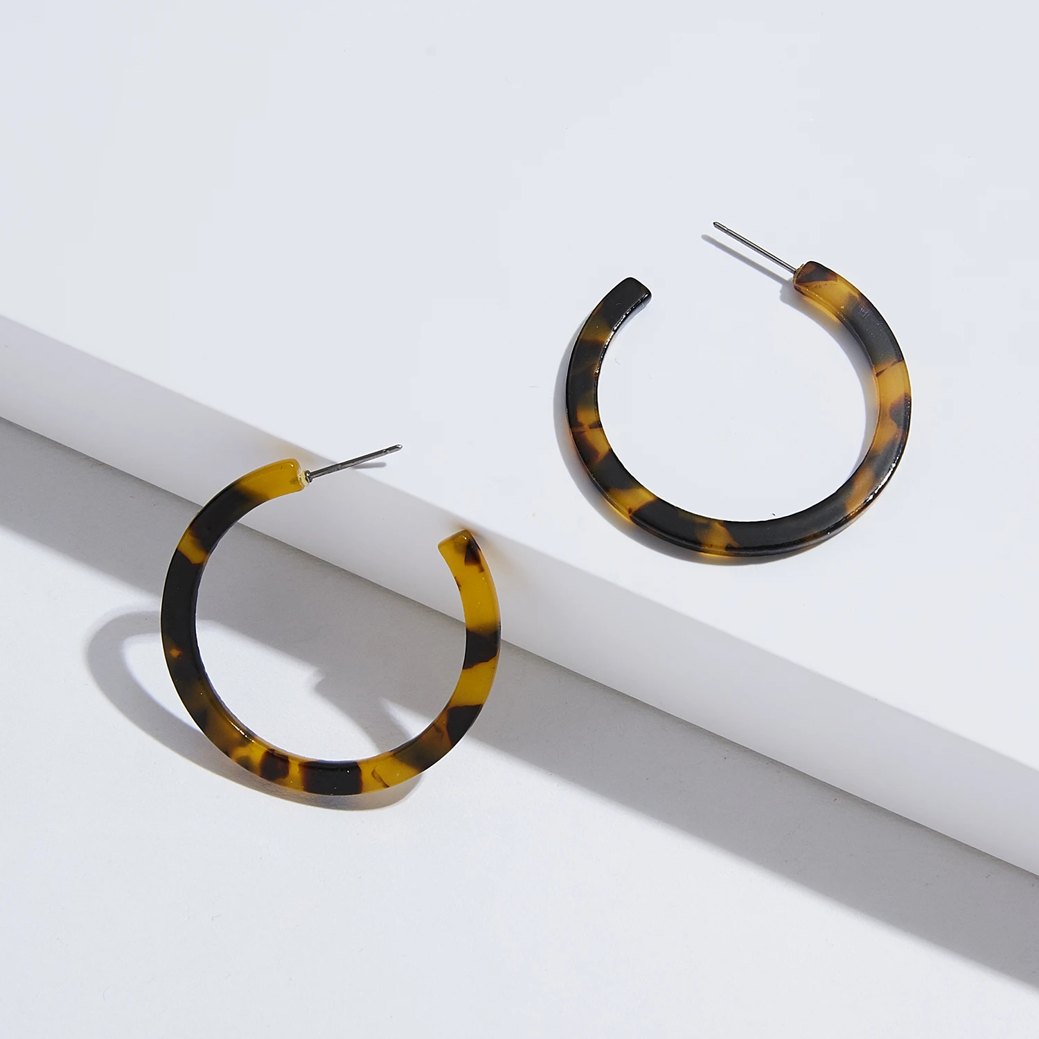 Женские леопардовые серьги кольца из смолы с сердечками и