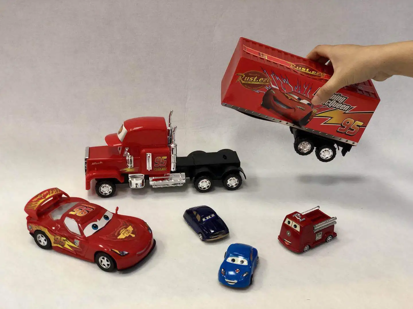 

Photo Shoot Inertia Car General Mobilization Container Set Lightning McQueen Transformation Car Ceremony Boxed