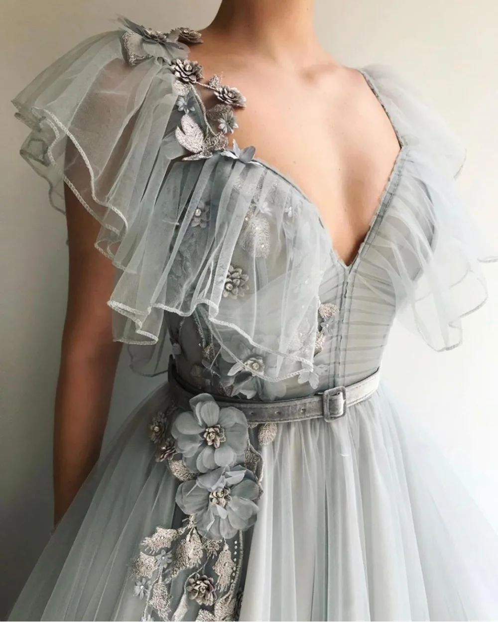 Dusty Blue V Neck Evening Dress Tiered Ruffles Skirt Short Sleeve Vintage Long Prom Dresses Appliqued Pageant Party Gown