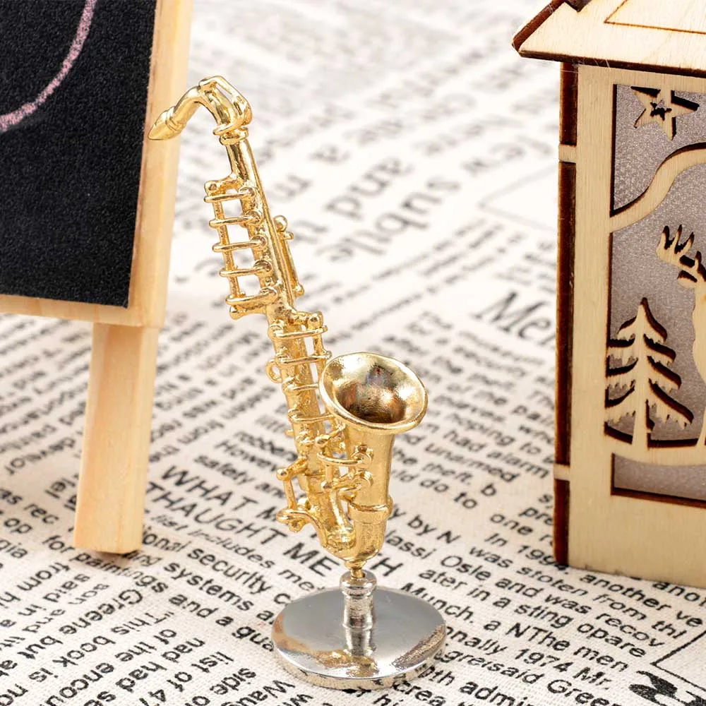 

1PC 1/6 Scale Dollhouse Miniature Artificial Saxophone Vintage Craft Classic Musical Instruments Dolls DIY Model Desk Decor