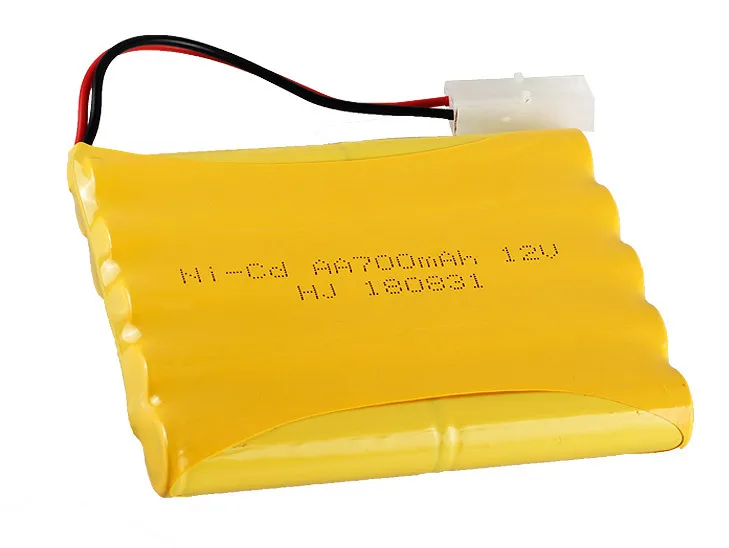 Batterie rechargeable 12V 700mAh NI-CD posée à côté d'une voiture RC
