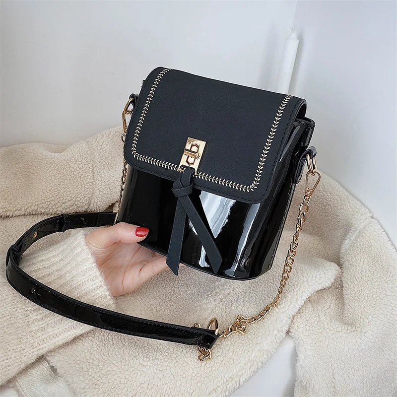 

2020 winter new shoulder bag fashion wild messenger bag ins super fire bucket bag shiny female bag mobile phone bag chain bag