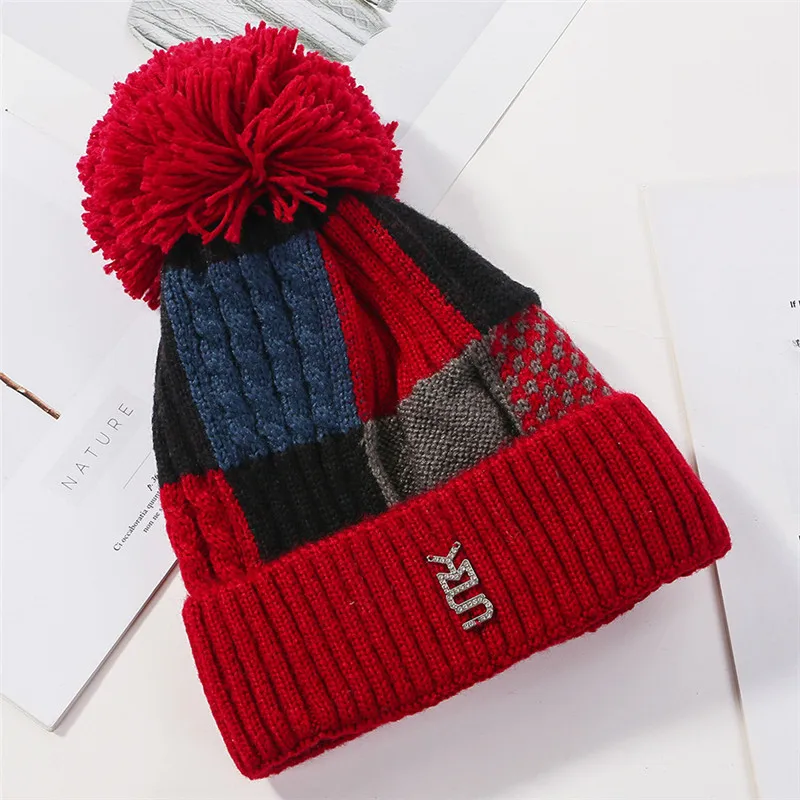 USPOP Новинка, модные зимние Лоскутные шапки skullies с алмазными буквами, женские теплые шапки с подкладкой из плотного бархата, вязаные шапки с помпоном - Цвет: Красный