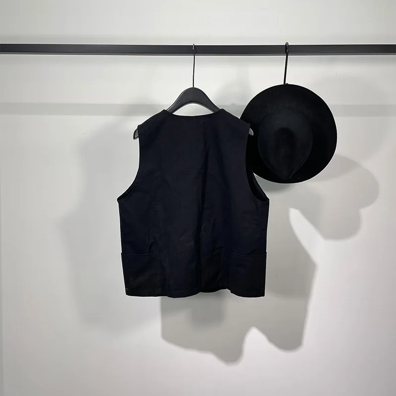 Рисунок 2 - Мужская куртка без рукавов Новинка