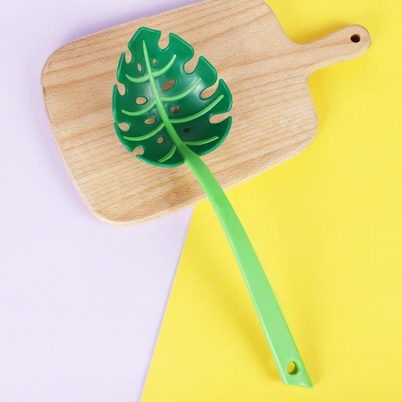 Kitchen tools Green leaf shaped noodle spoon leaf slotted spoon to keep vegetable noodles small tools plastic strainer Kitchen tools Green leaf shaped noodle spoon leaf slotted spoon to keep vegetable noodles small tools plastic strainer
