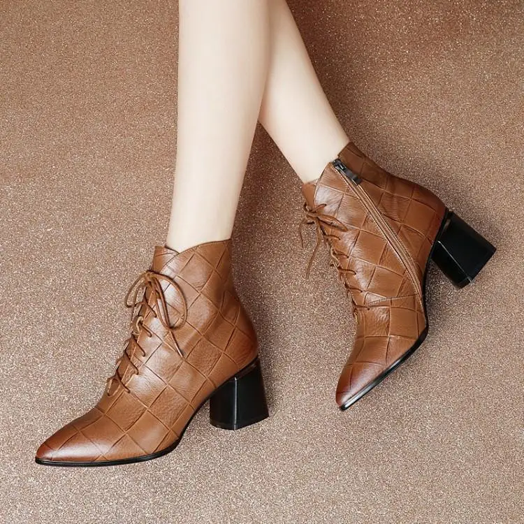 

In the spring and autumn winter high female pointed with thick with short boots with Martin boots head layer cowhide