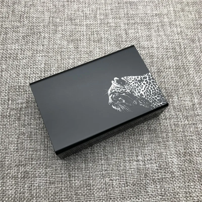 Customized Ultra-Thin Tiger Totem Aluminum Cigarette Case with Laser Engraving