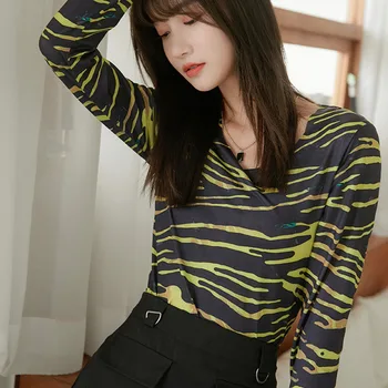 

LANMREM slim fit strech long-sleeved blouses famale O-neck artistic fashionable autumn short zebra print tops for women 2A1211