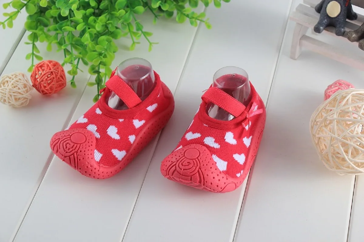 Носки для малышей нескользящие носки для новорожденных нескользящая обувь с закрытым носком для маленьких девочек носки-тапочки с мягкой резиновой подошвой для маленьких мальчиков - Цвет: RedLove