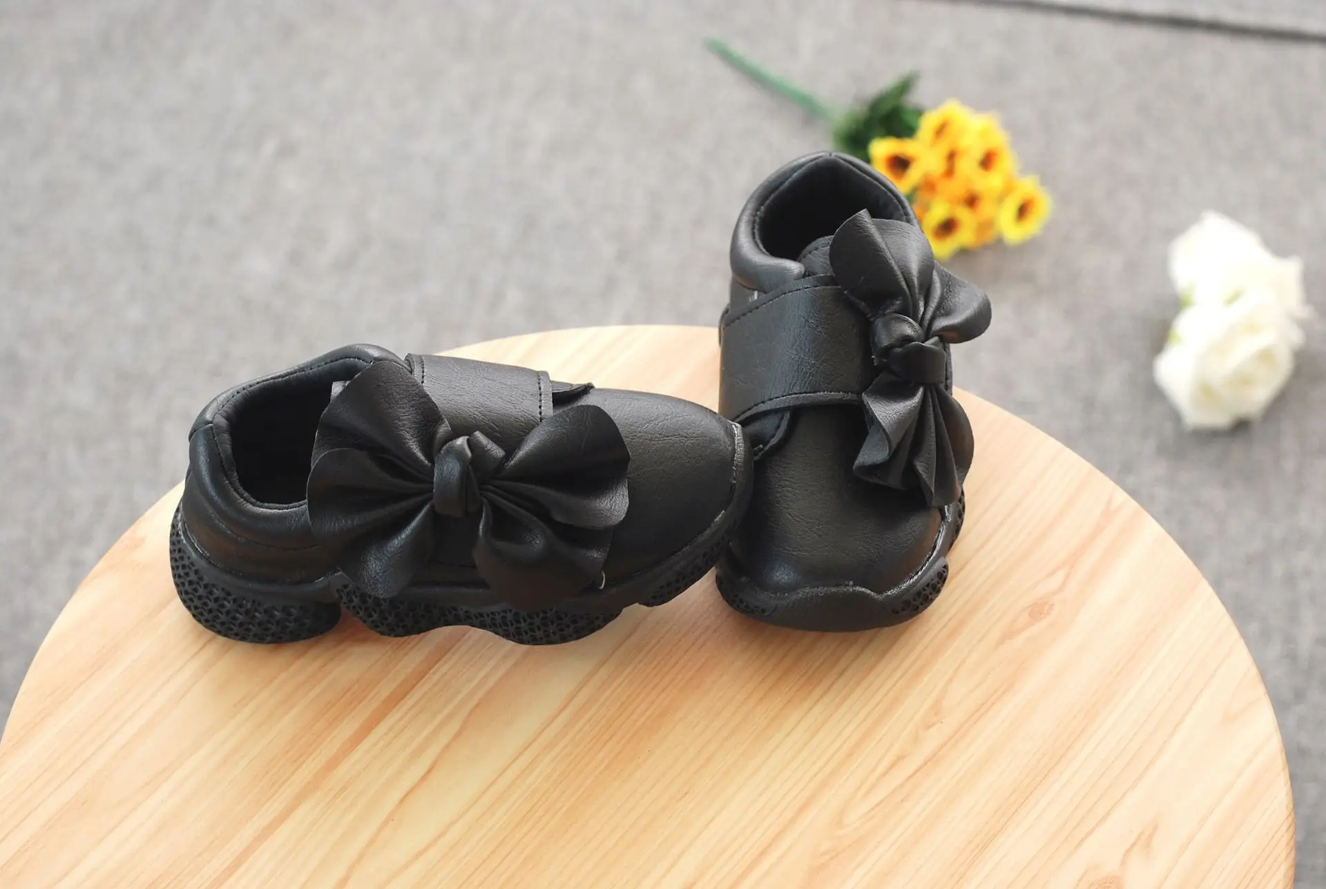 Детские кроссовки для девочек; кожаные лоферы в Корейском стиле; спортивная обувь для девочек; модная повседневная обувь с бантом