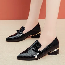 Весенние черные туфли из лакированной кожи на плоской подошве; женские повседневные туфли с острым носком и бантом; женские туфли на плоской подошве; удобные женские лоферы с металлическими нитками и бусинами