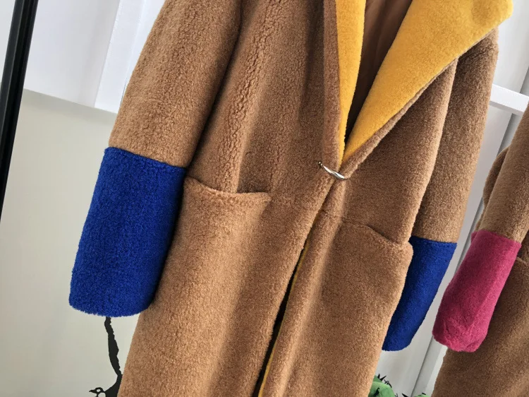 Yy22 женское платье 18 Зимний стиль комбинированный контрастный цвет толстый искусственный мех стрижка овец средней длины Тренч пальто женское