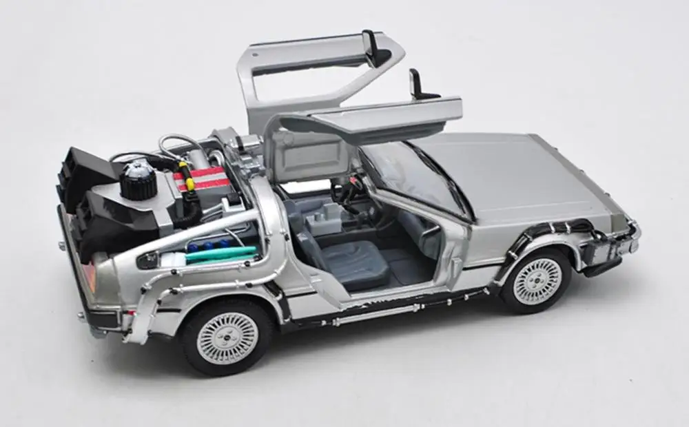 Модель литая автомобиля Welly 1/24 1:24 Назад в будущее 2 II|Наземный транспорт| |