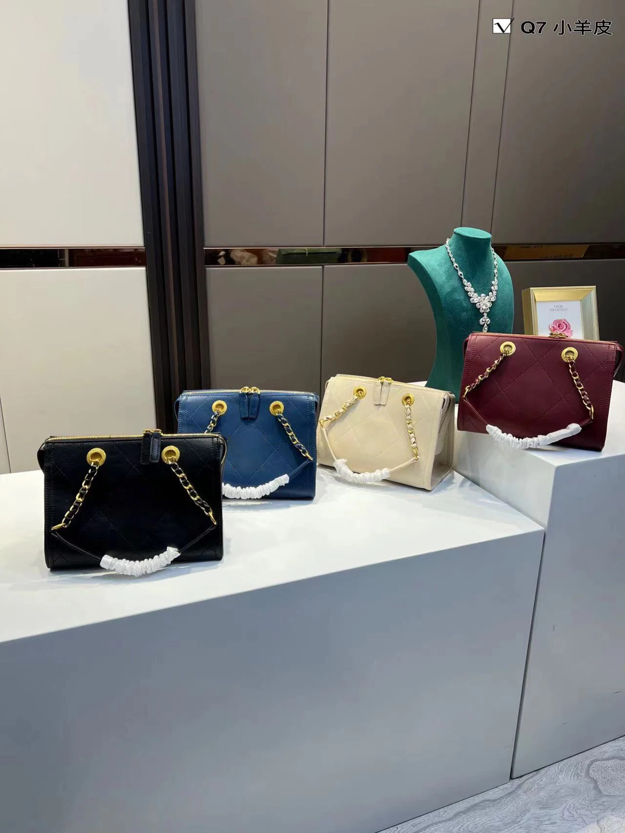 300307 with LOGO top fashion high-end design large-capacity one-shoulder messenger leather all-match shopping bag |