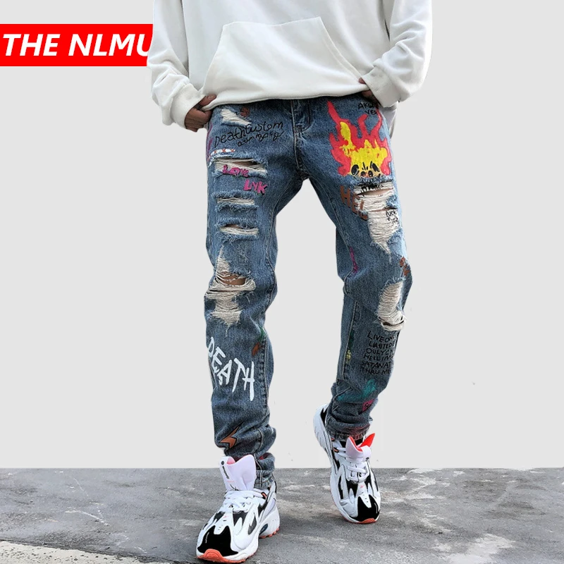 Новые обтягивающие мужские джинсы Уличная рваные джинсы Homme хип хоп сломанные граффити Печать узкие джинсовые штаны в байкерском стиле отверстие GM478