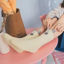 И мультипликационным рисунком маленького монстра Для женщин милые носочки забавные; бархат кораллового цвета; средним голенищем, розовые носки для девочек из хлопка на сезон осень-зима, для Утепленная одежда