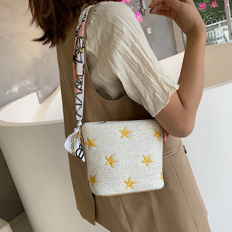 

In summer the new online celebrity beach bag 2019 new fashion and foreign gas chain straw slant bucket bag