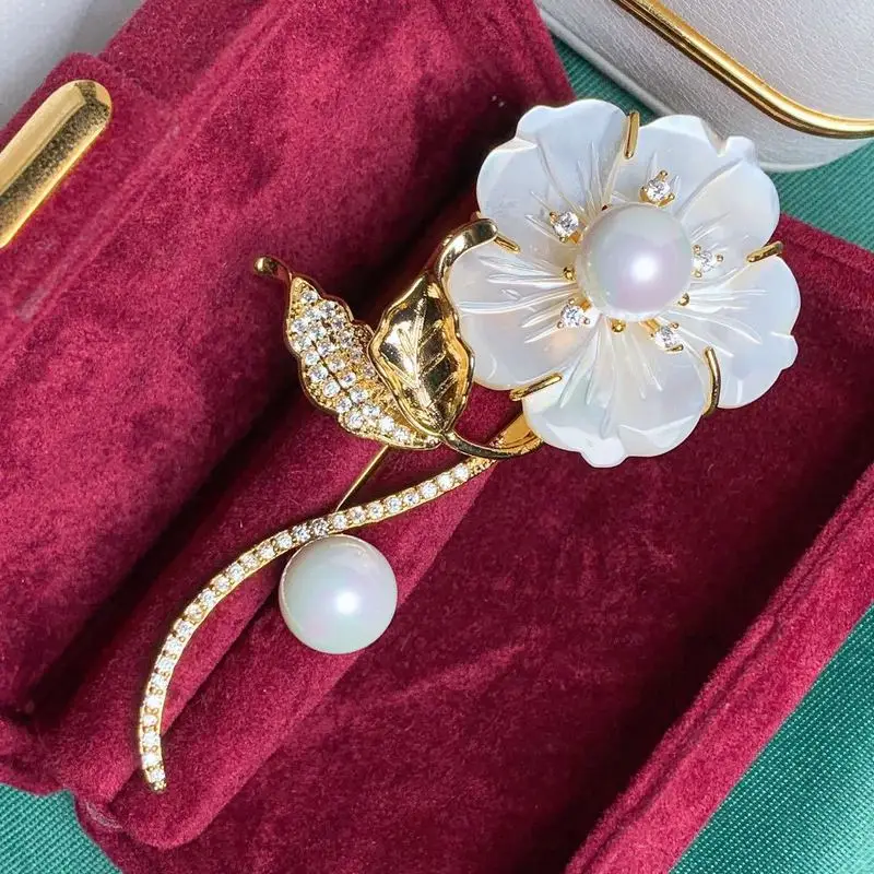 

Korea fashion brooches female natural mother shell pearl flower corsage pin buckle led needle manufacturers selling