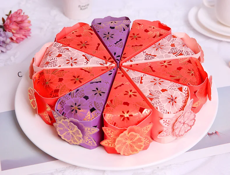 

50pcs Carved Hollow Gold Foil Cake Triangular Candy Box European Creative Candy Box Wedding Favor Baby Shower Candy Boxes