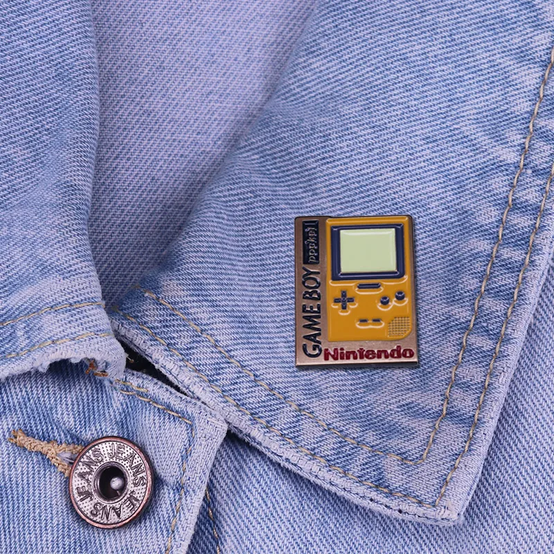 Spilla Smaltata Gameboy Gialla – Spilla A Smalto, Nuova Senza Etichette