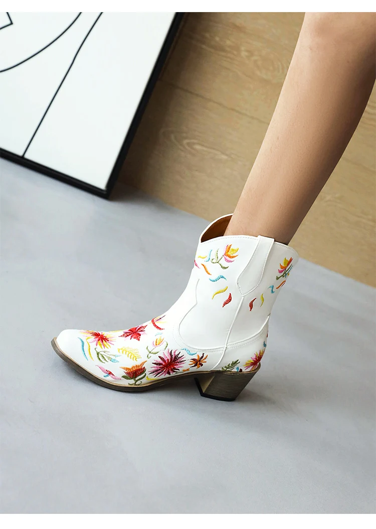 Women's Short Boots With Embroidered Flowers Pointed Toe And Thick Heels Oversized Western Boots With Plush Floral Inner Lining