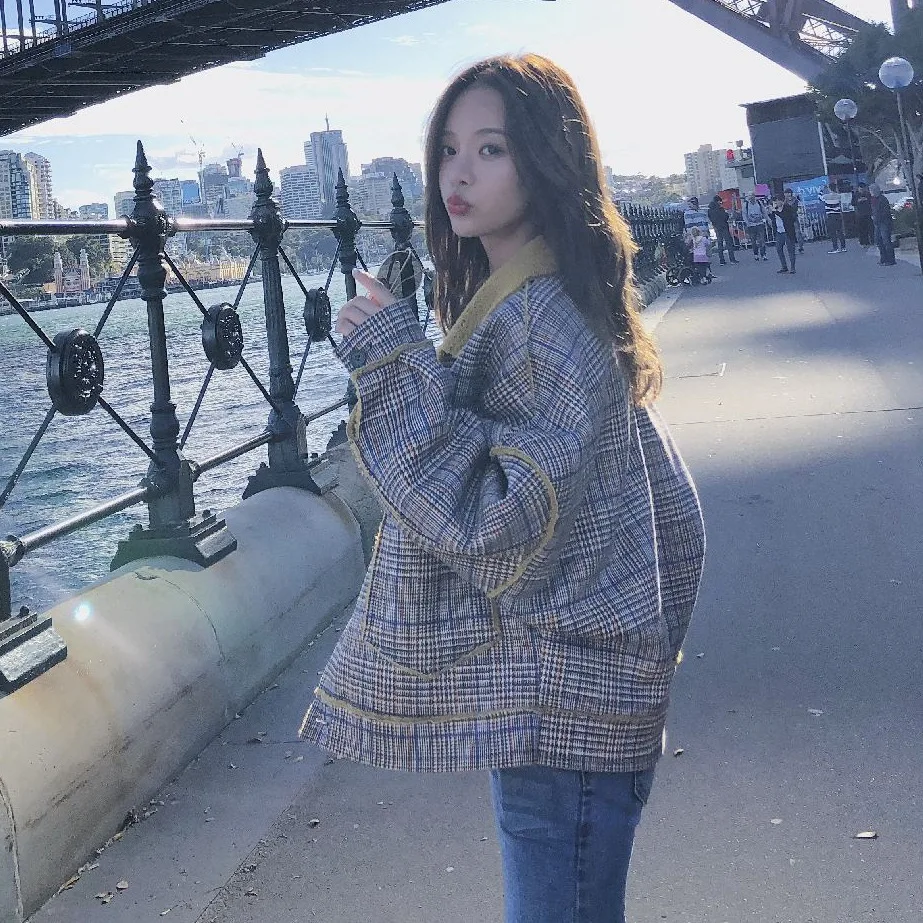 

Photo Shoot CHIC Autumn And Winter Contrast Color Plaid Suede Overcoat Women's INS Loose-Fit Fold-down Collar Lambs Wool Jacket