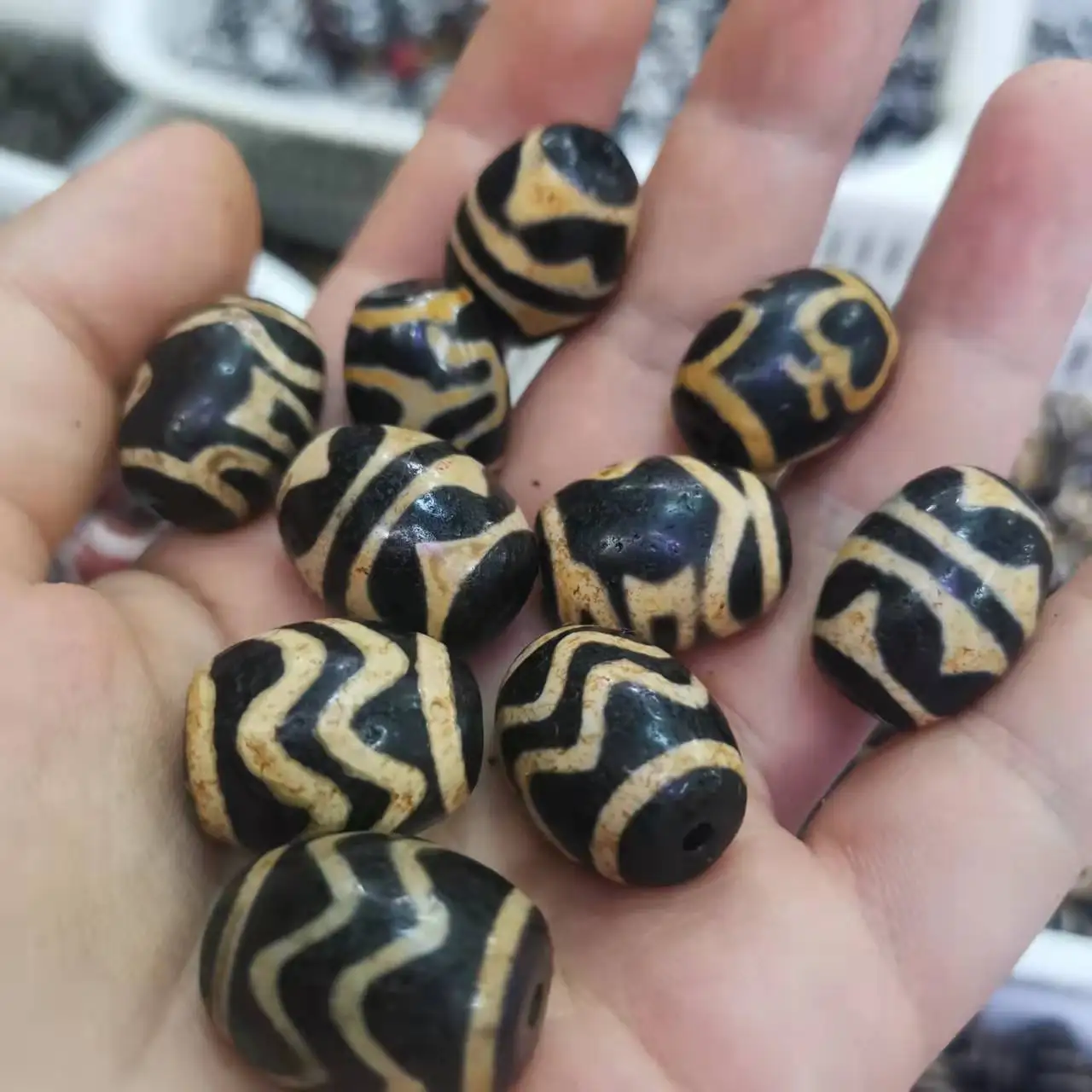 

40pcs/lot natural old agate dzi beads Weathered pattern Mellow patina Yellow line on black Old accessories jewelry folk-custom