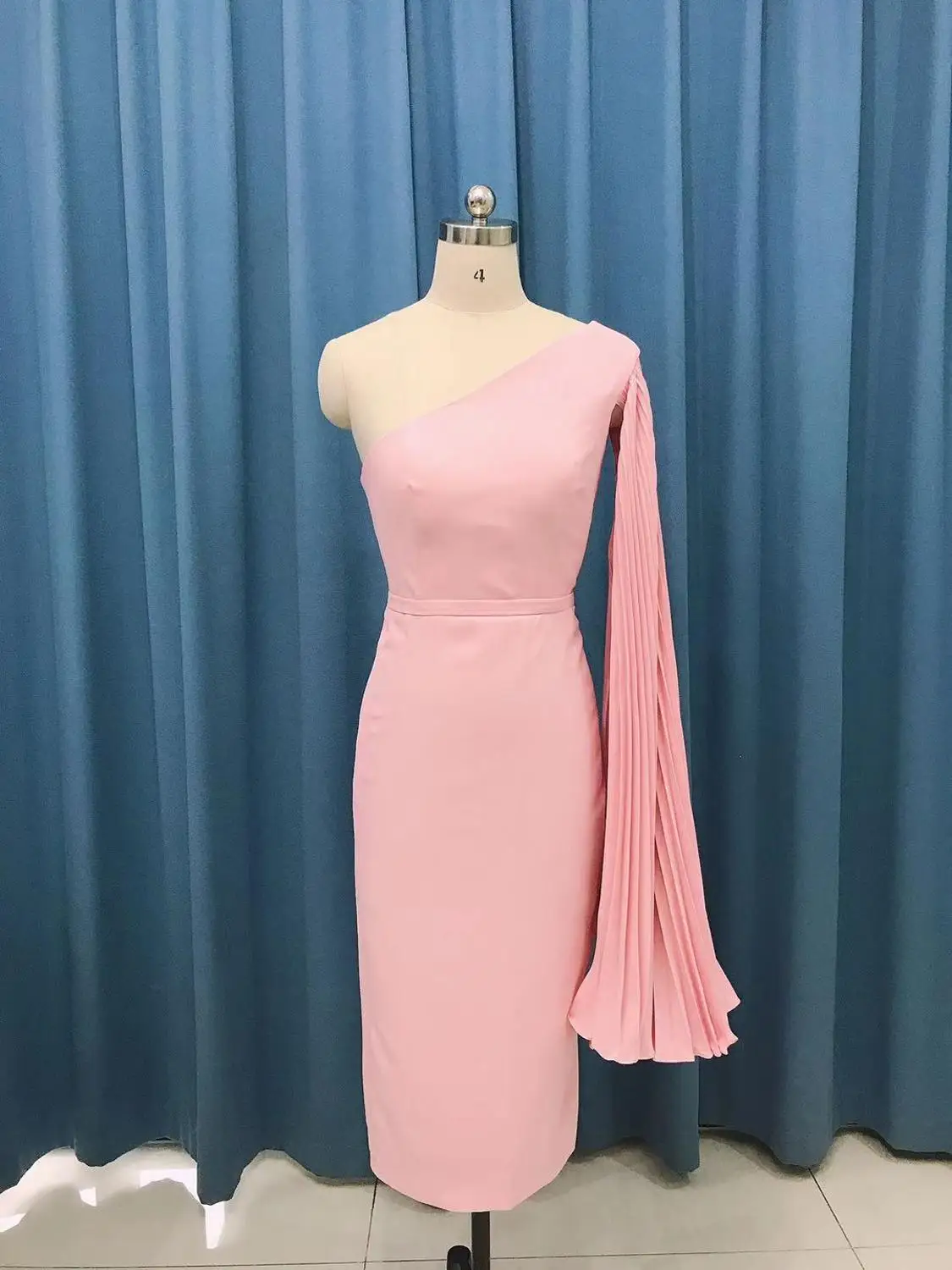 Розовое коктейльное платье на одно плечо длиной до середины икры с открытой спиной размера плюс, плиссированная накидка, женские вечерние платья, короткие вечерние платья для выпускного вечера - Цвет: same as picture
